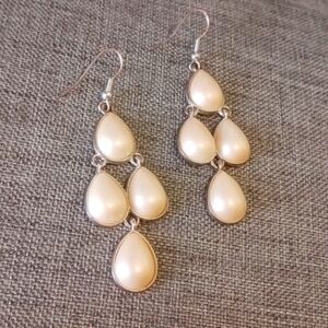 Classic Cream Pearlescent Cascading Dangle Earrings - Pre-loved (2.5")